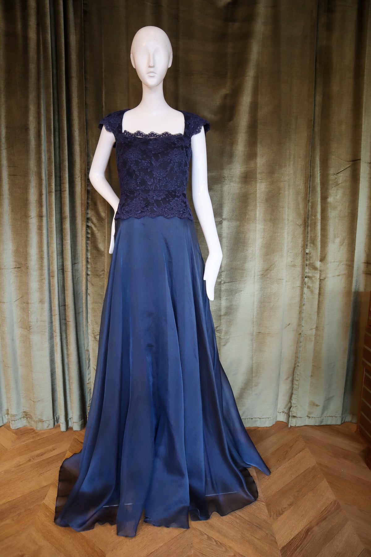 Maravillas Gown | Navy Lace &amp; Organza