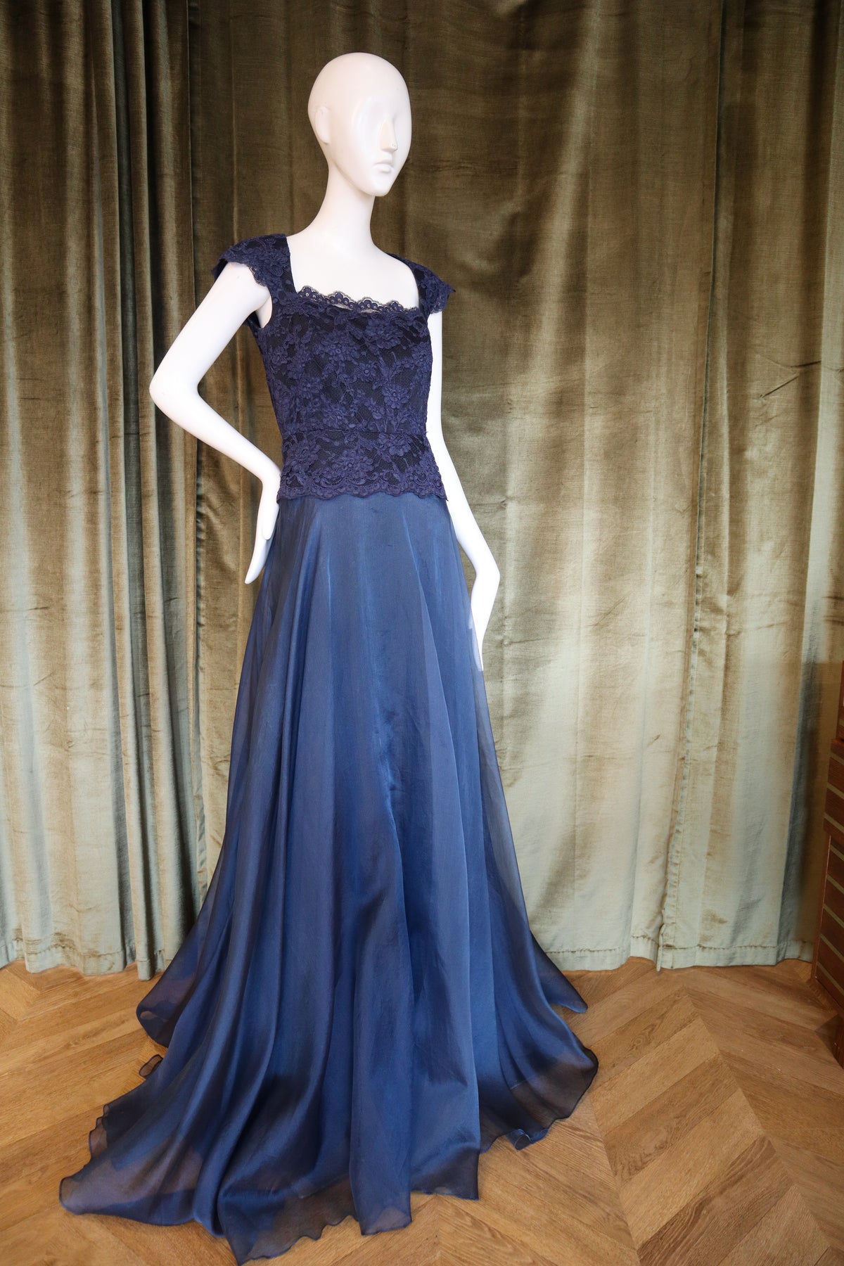 Maravillas Gown | Navy Lace &amp; Organza