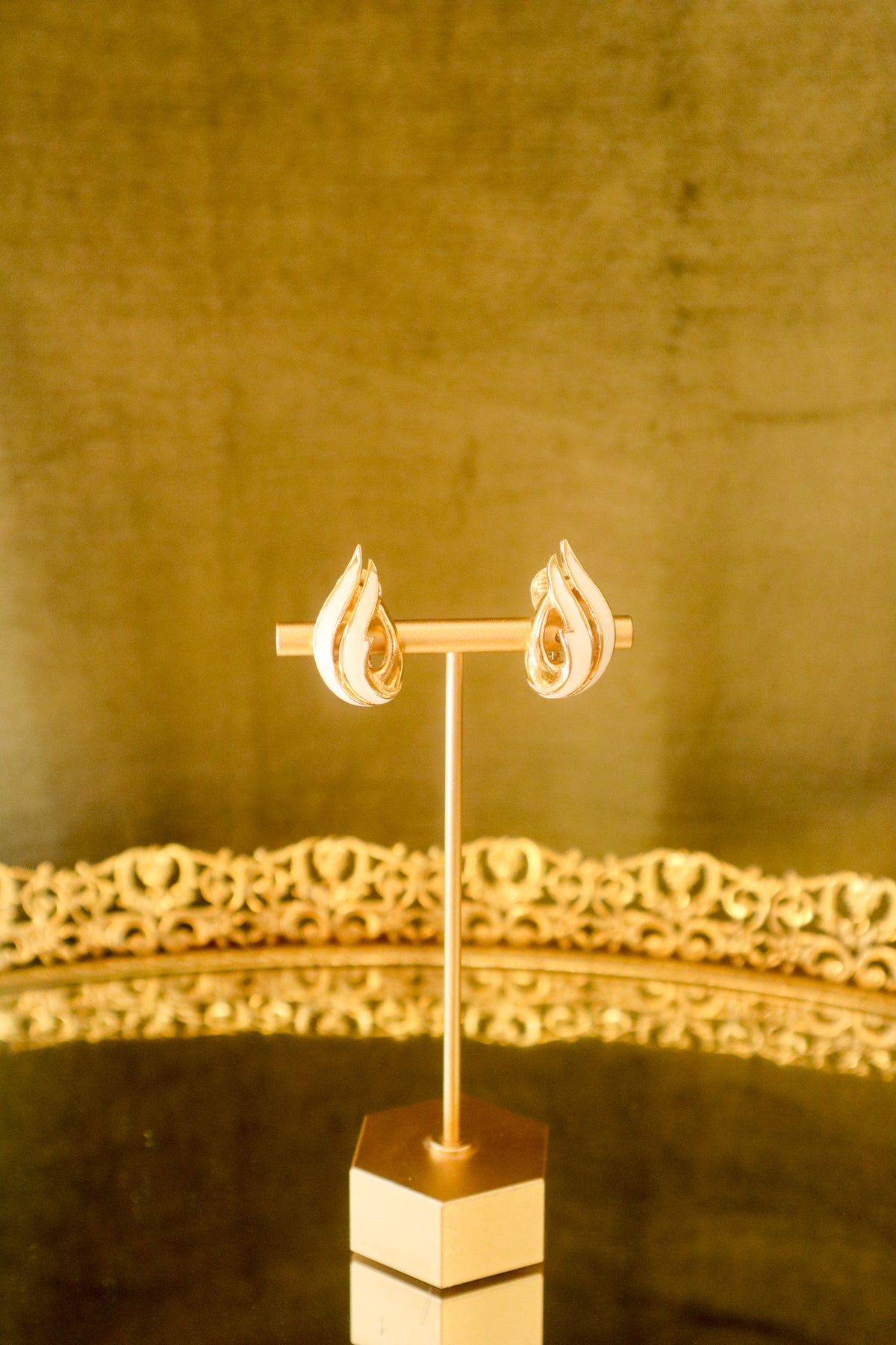 White And Gold Enamel Shell Clip-on Earrings | Vintage