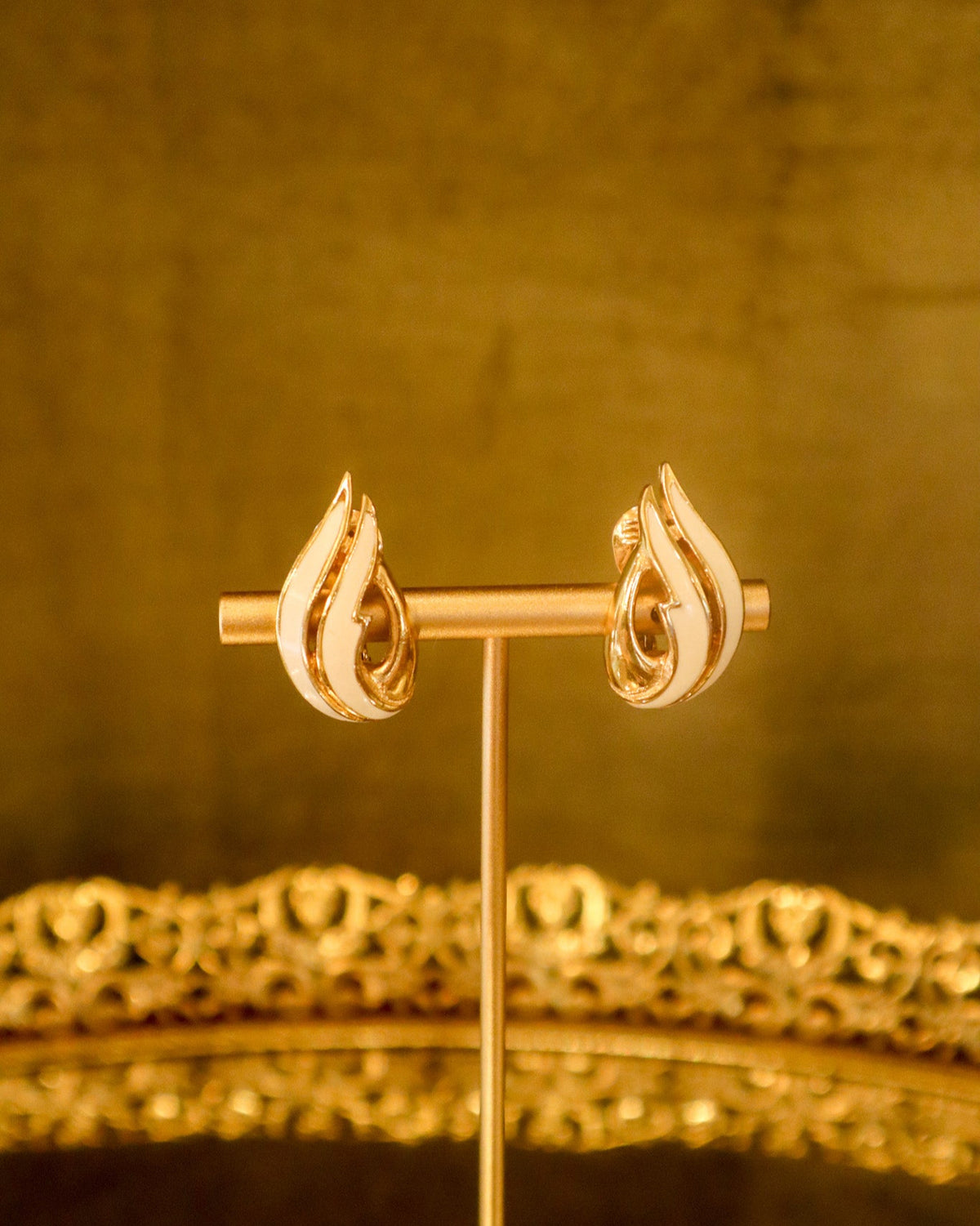 White And Gold Enamel Shell Clip-on Earrings | Vintage
