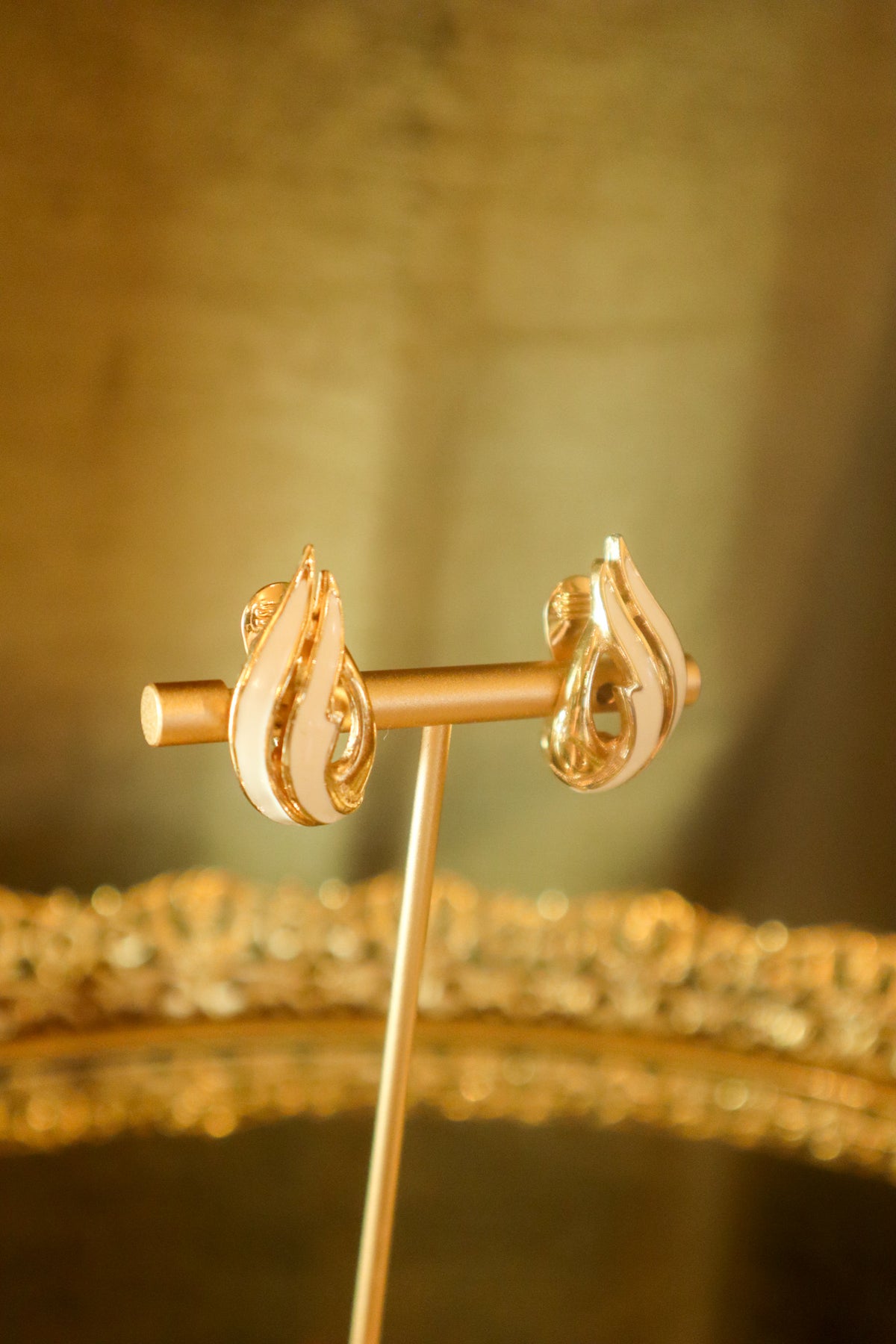 White And Gold Enamel Shell Clip-on Earrings | Vintage